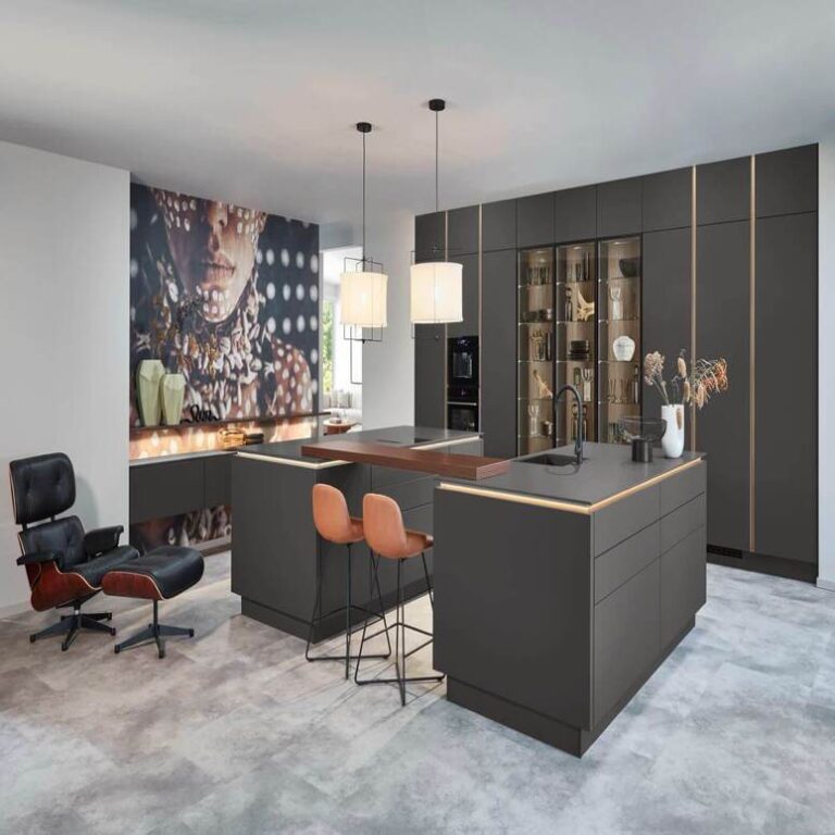 Designerküche in Anthrazit Designerküche in Anthrazit mit Kochinsel, Bartresen und beleuchteten Glasvitrinen – Küchenstudio Wiesbaden