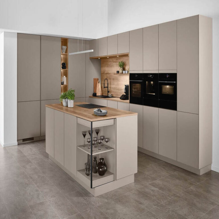 Beige Küche mit Kochinsel Küche in Kaschmir-Beige mit Kochinsel, Holzarbeitsplatte und offenem Regal – Küchenstudio Wiesbaden