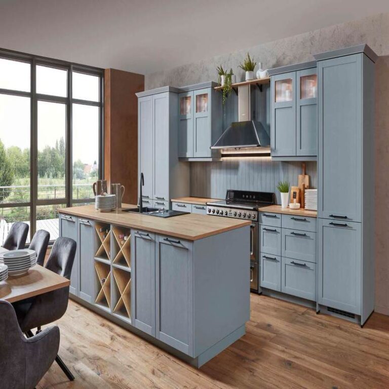 Hellblaue Landhausküche Landhausküche in Hellblau mit Vitrinenschränken, Kochinsel und Holzarbeitsplatte – Küchenstudio Wiesbaden