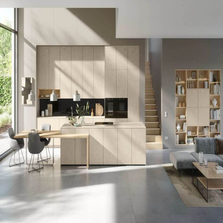 Offene Küche mit Wohnbereich Offene moderne Küche in Beige mit Kochinsel, Essplatz und angrenzendem Wohnbereich – Küchenstudio Wiesbaden