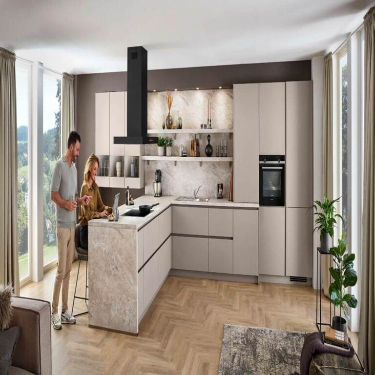 Großzügige Küche mit Kochinsel – Küchenstudio Wiesbaden Großzügige helle Küche mit Kochinsel in Steinoptik, ein Paar kocht gemeinsam