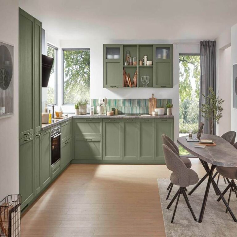 Grüne Wohnküche mit Esstisch – Küchenstudio Wiesbaden Wohnküche in Salbeigrün mit Landhausfronten und Esstisch