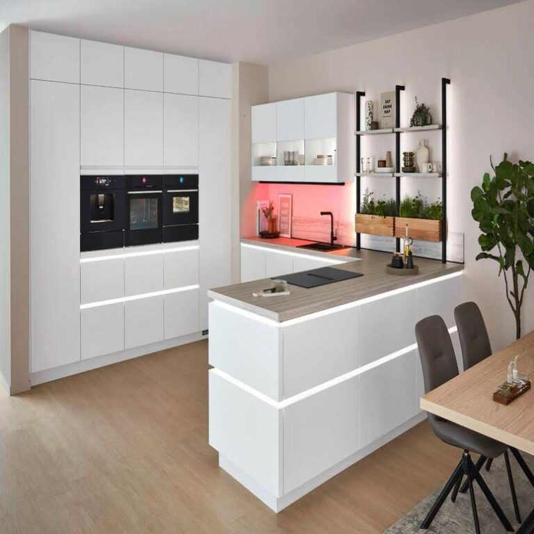 Moderne grifflose Küche in Weiß mit beleuchteter Kochinsel und Kräuterregal – Küche kaufen Wiesbaden