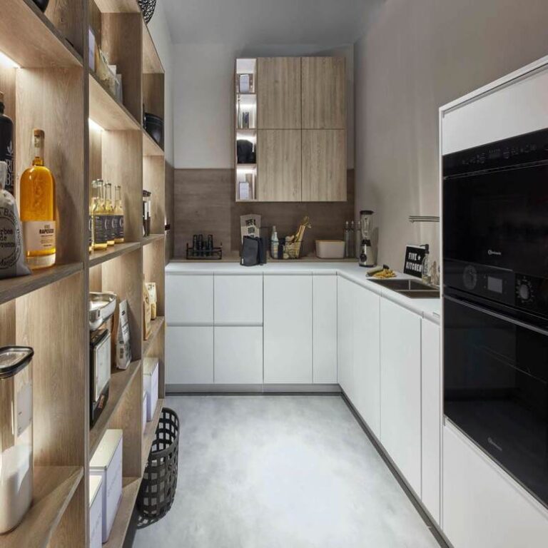 Moderne weiße Küche mit Hochschränken, Holzregal und schwarzen Einbaugeräten – Küche kaufen Wiesbaden